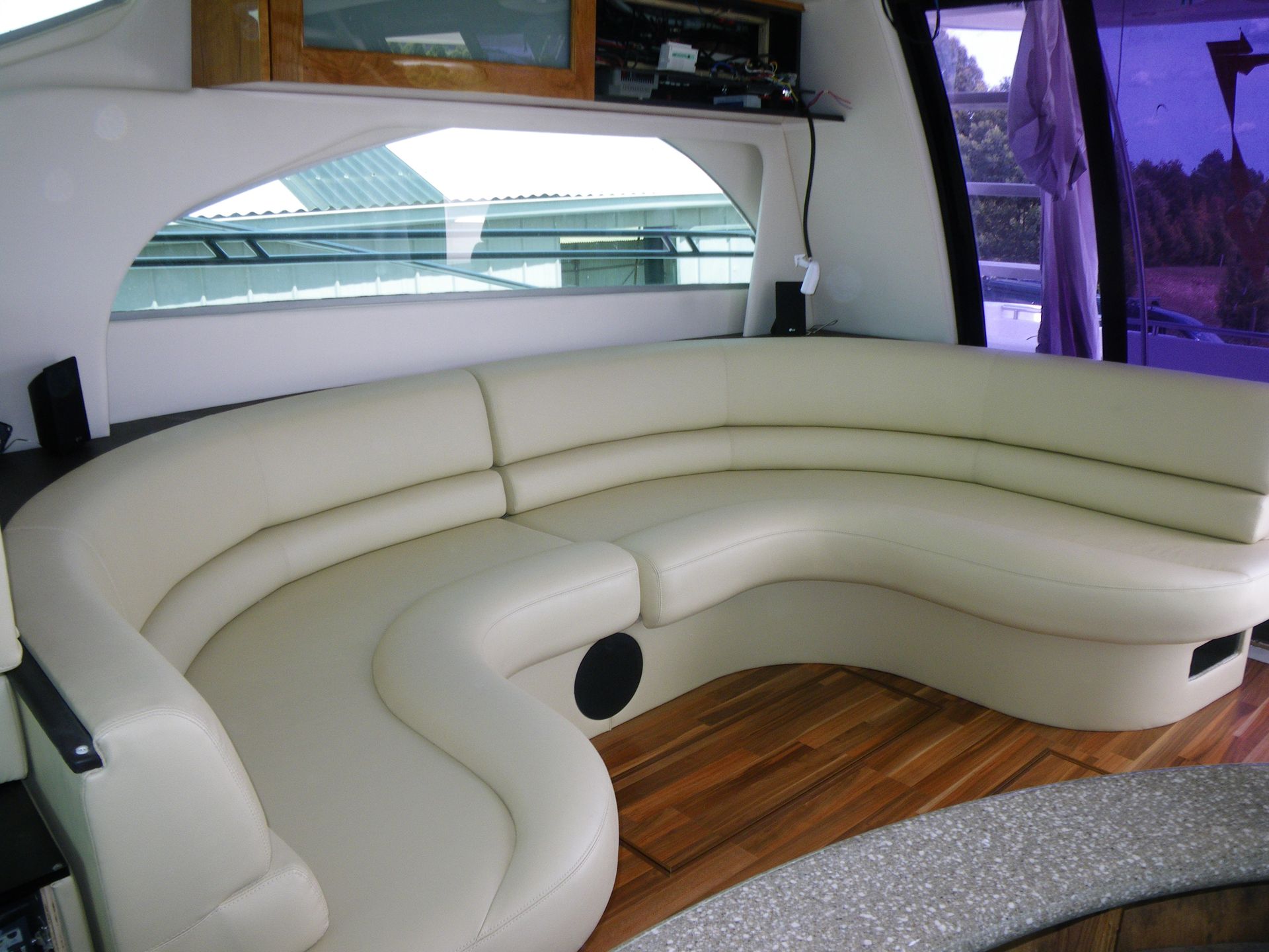 Maxum 46 lounge seating