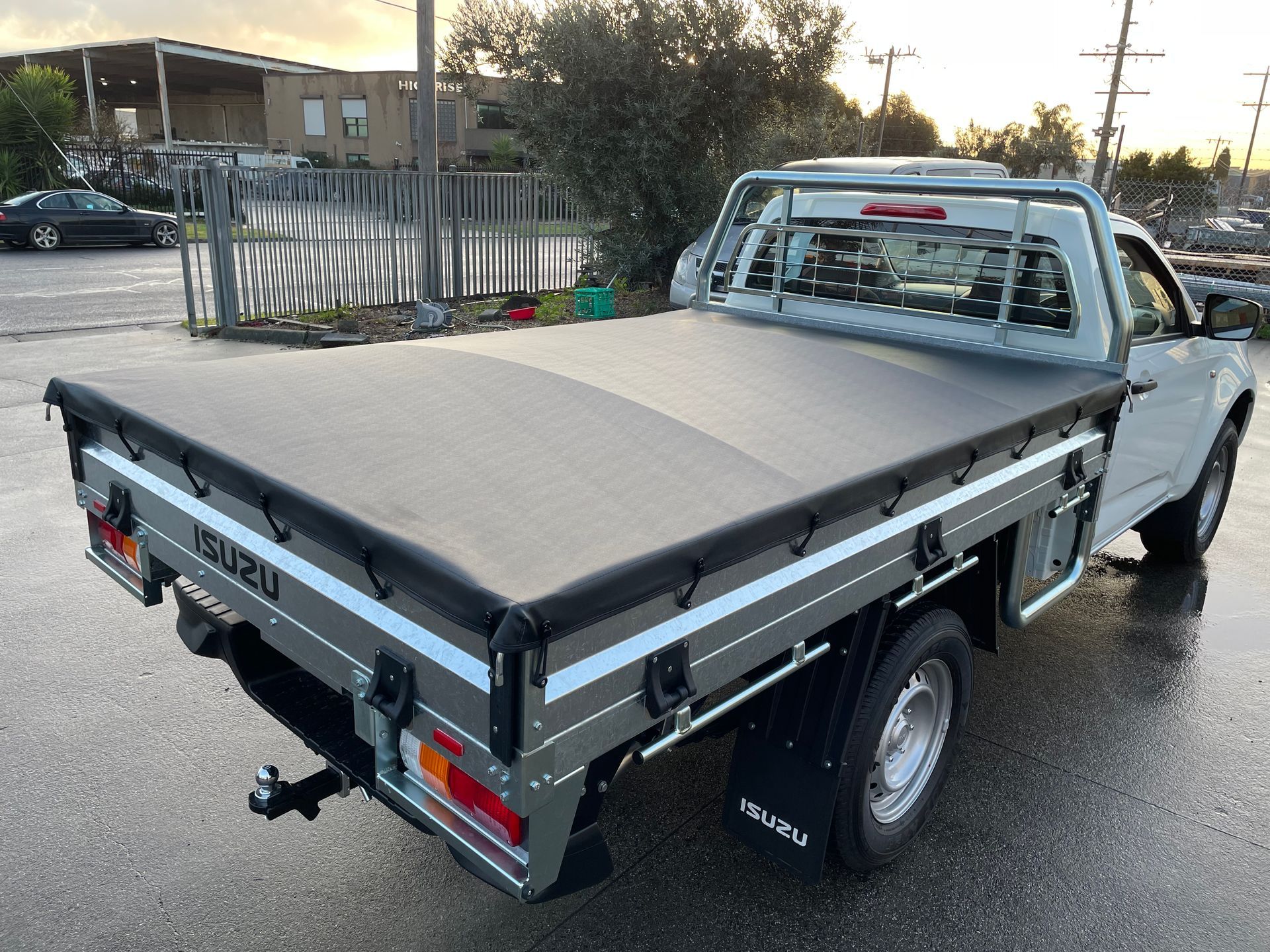 Tonneau with bunjis