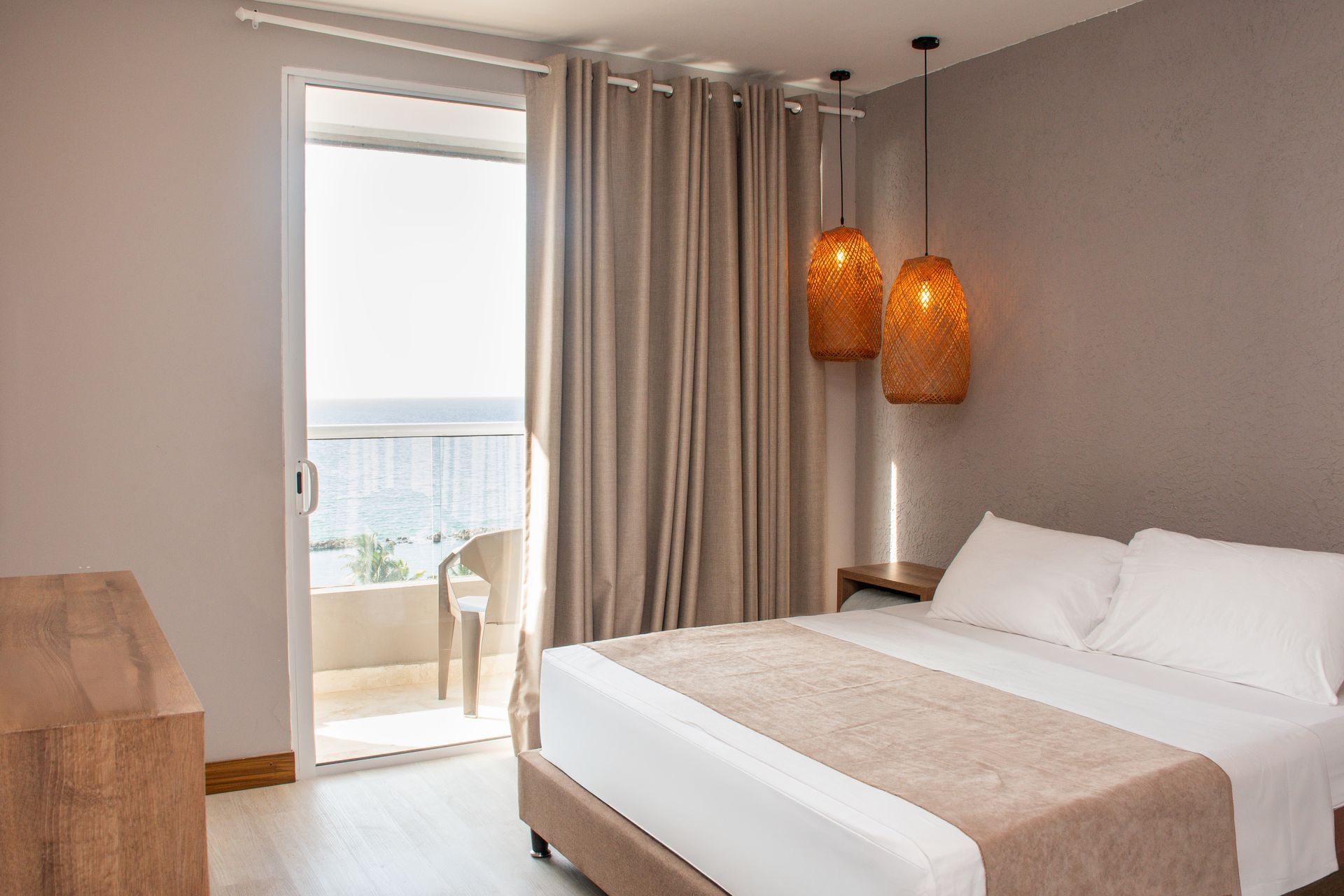 Una habitación de hotel con una cama king size y un balcón  ciela hotel