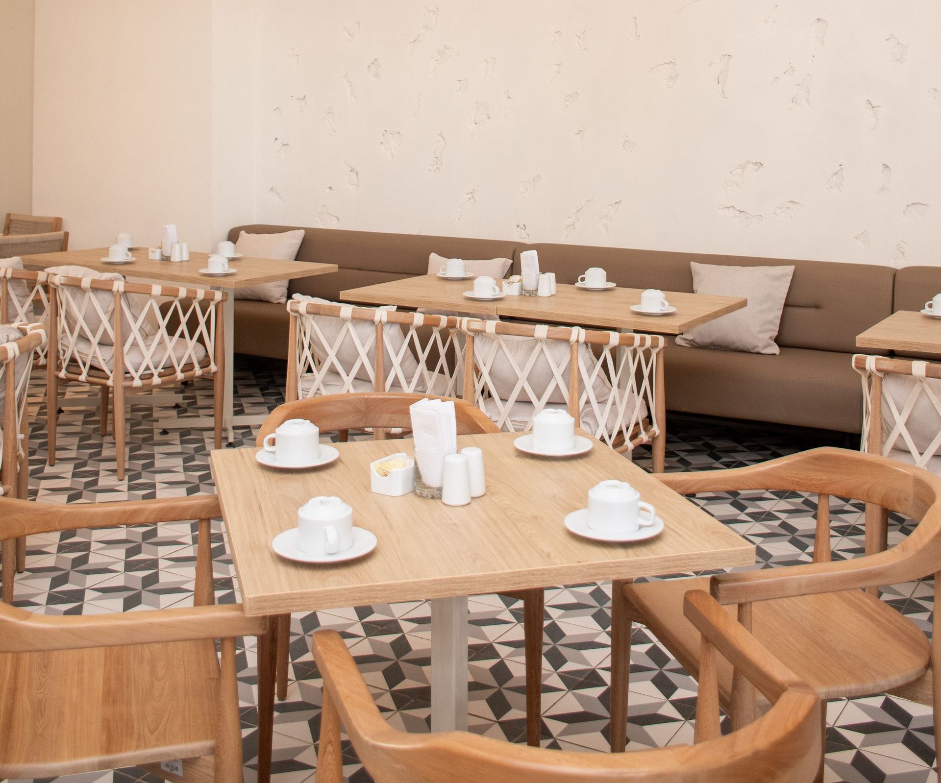 Un restaurante con mesas y sillas y un sofá  ciela hotel