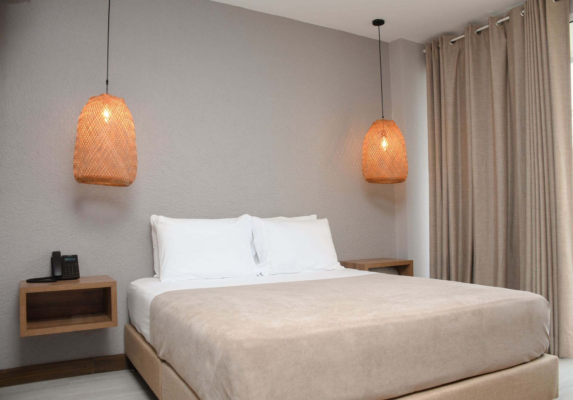 Un dormitorio con cama, mesita de noche, lámparas y cortinas  ciela hotel
