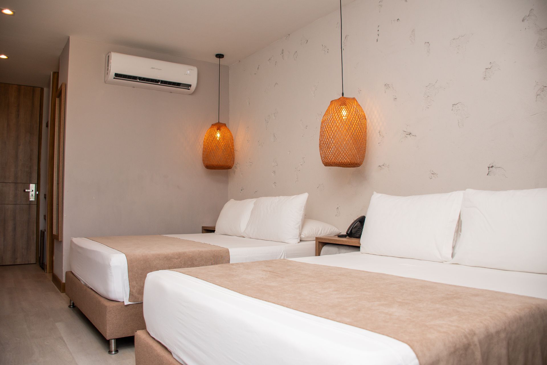 habitación junior suite con dos camas y un ventilador de techo  ciela hotel