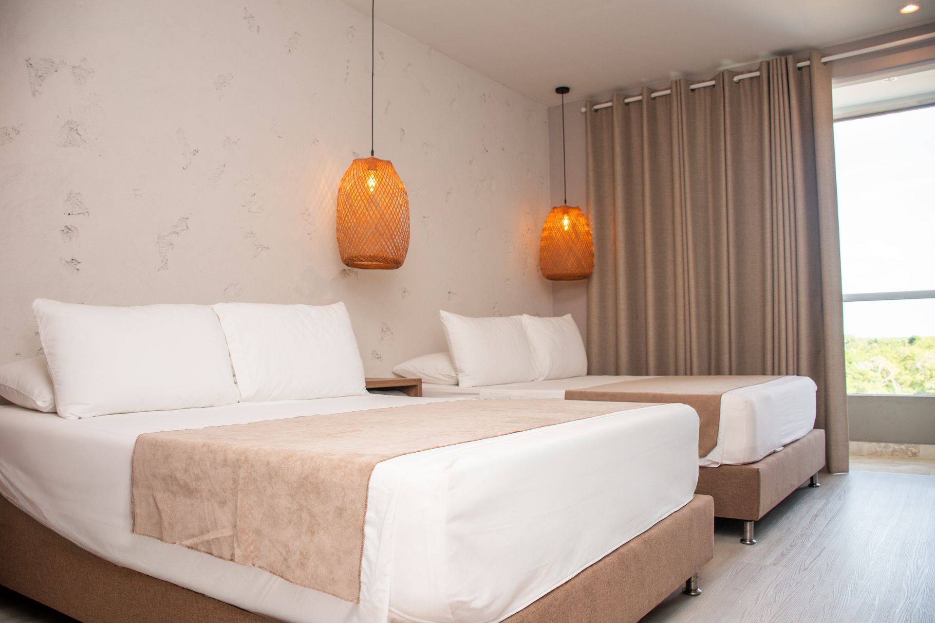Una habitación de hotel con dos camas y una ventana.