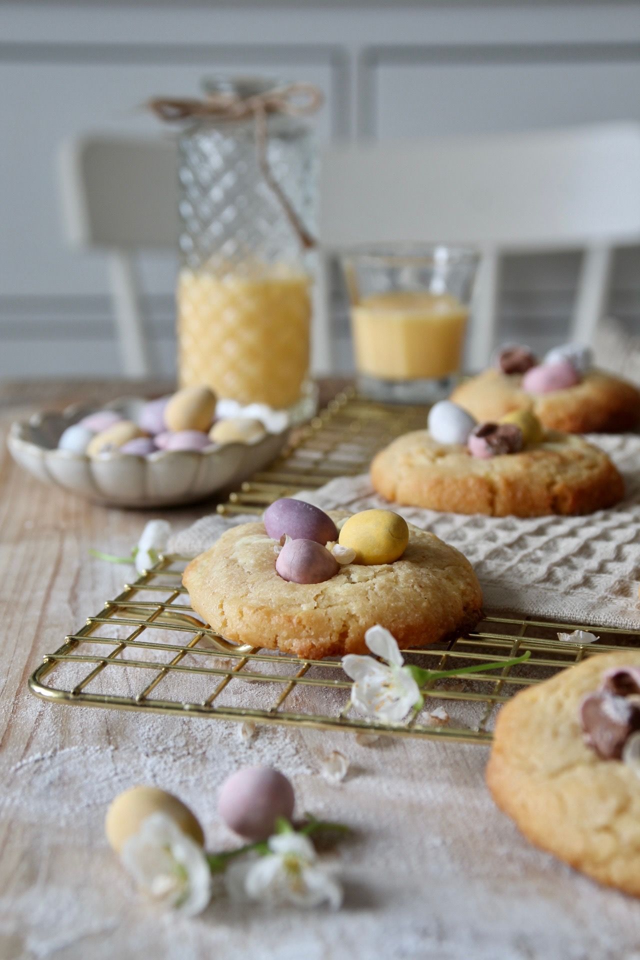 herrlich weiche Ostercookies mit weißer Schokolade und Schokoeiern in Pastell