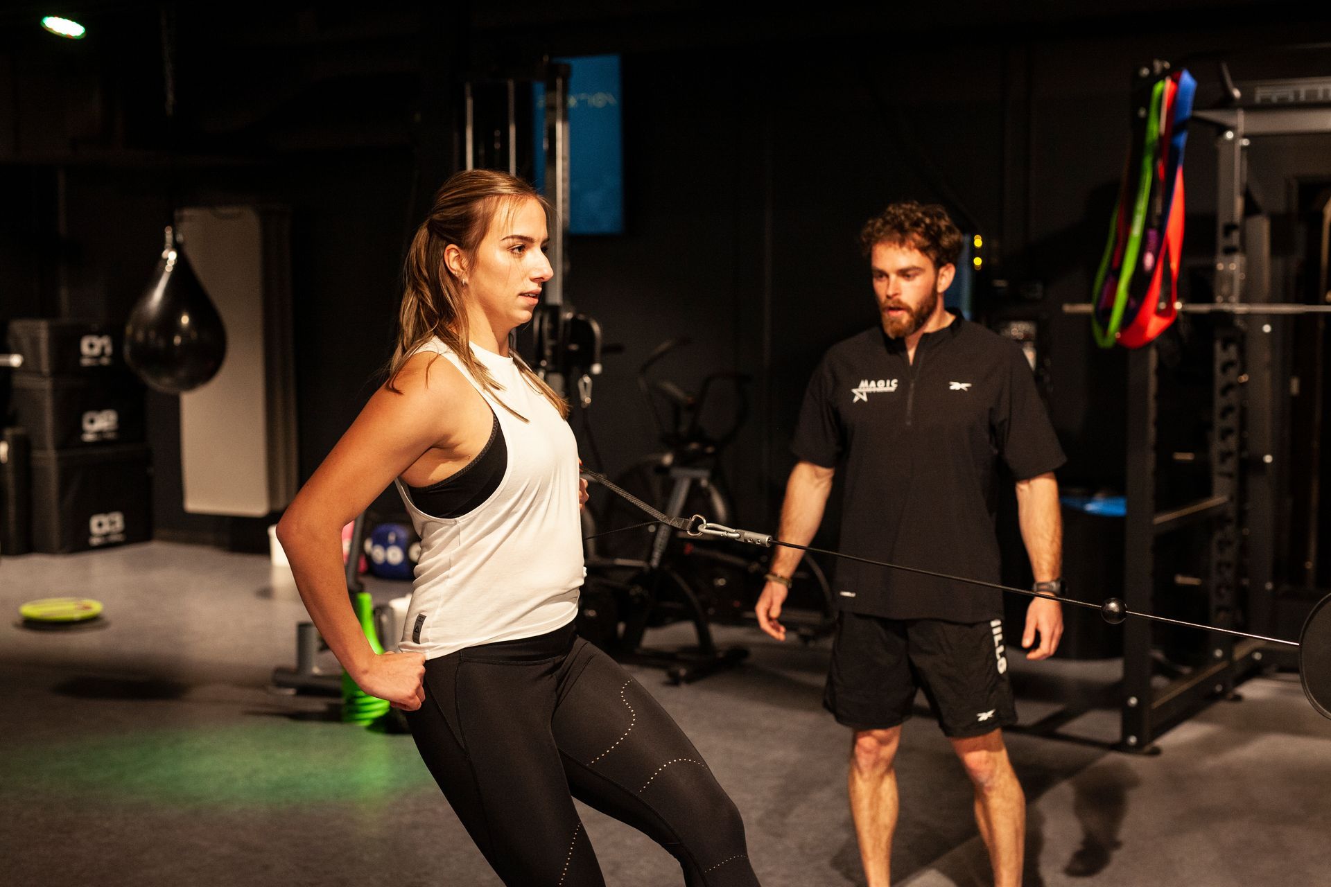 Een man en een vrouw staan ​​naast elkaar in een gymzaal.