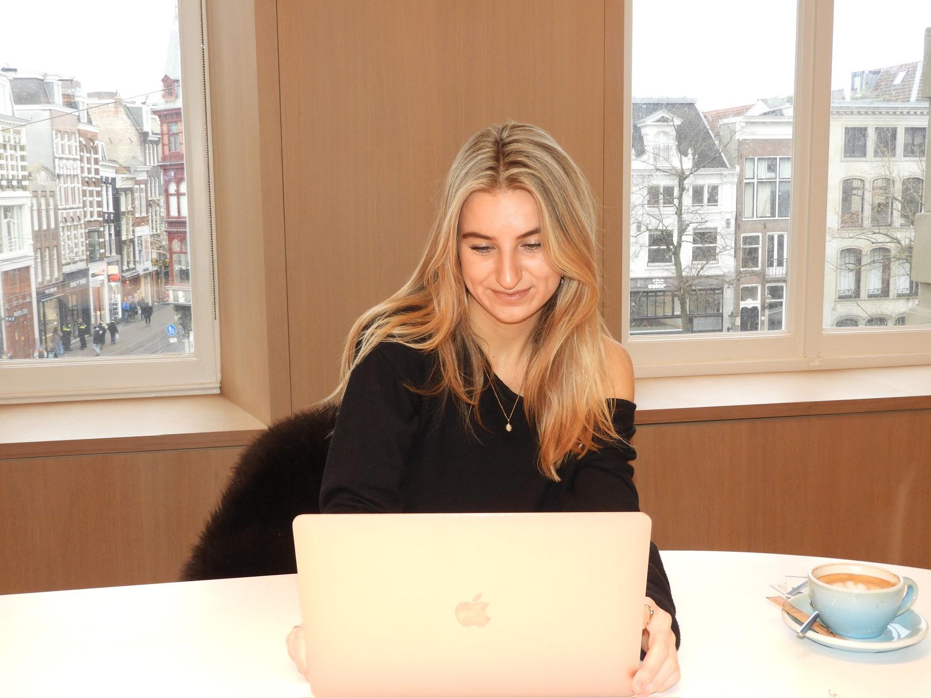 Co-owner van Start Boost aan het werk achter haar laptop aan een nieuwe contentcreatie.