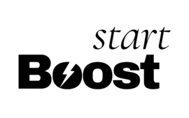 Een zwart-wit logo voor startboost met een bliksemschicht.