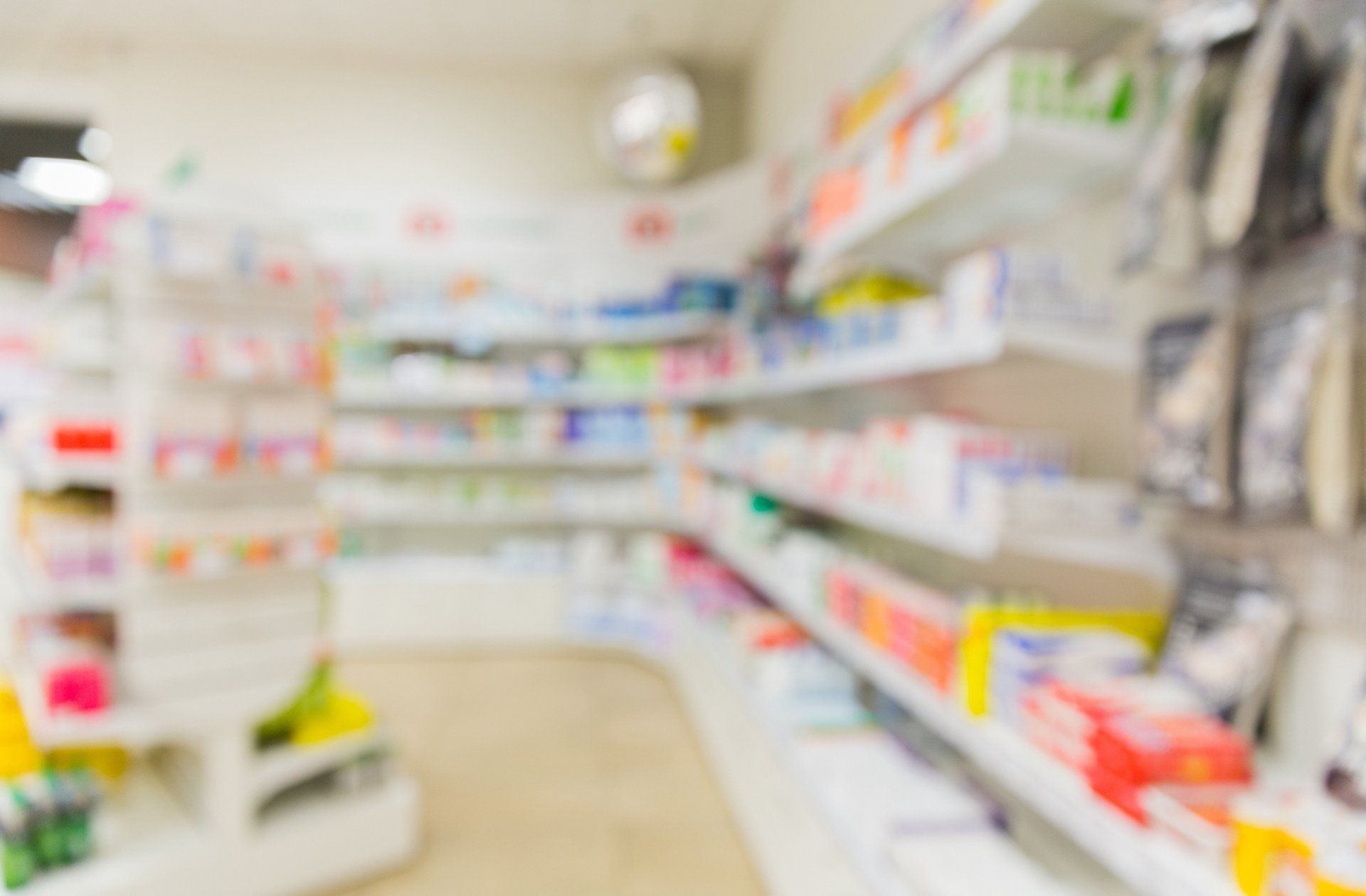 Scaffali di una farmacia