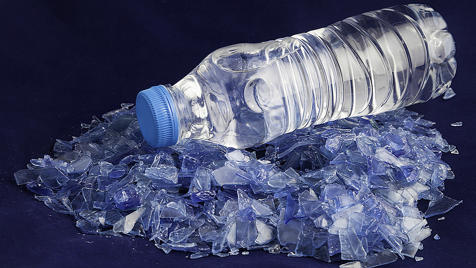 Le PET est utilisé pour la plupart des contenants en plastique courants, notamment pour les boissons, car il est léger, résistant et hautement recyclable.