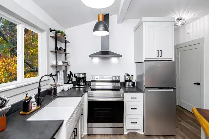 The Bridge House tree loft
