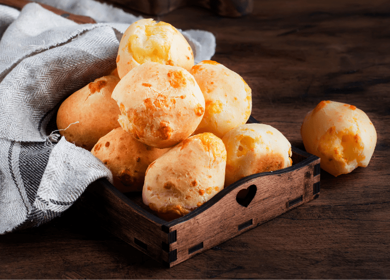 Pan de queso recién horneado con corteza dorada y textura esponjosa