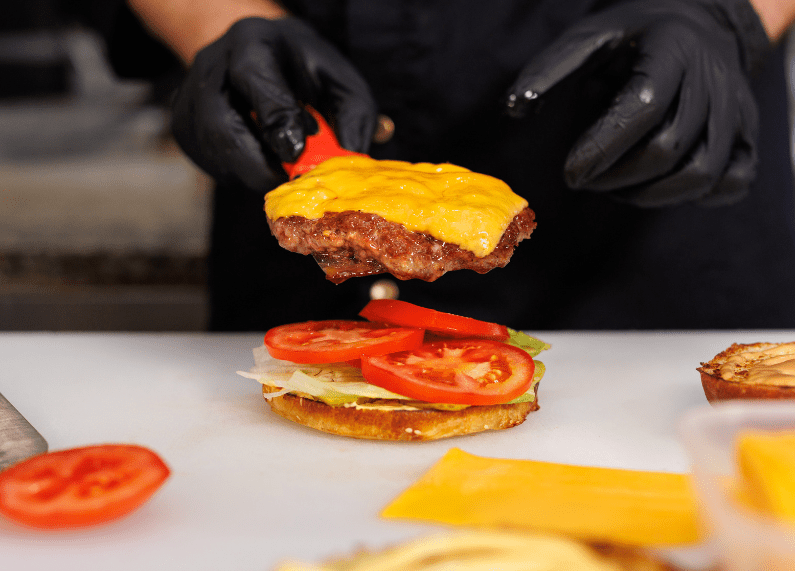 Hamburguesas con cocción uniforme preparadas en una cocina profesional