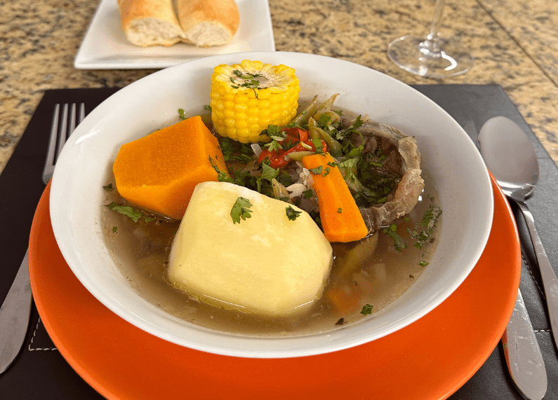 Platos típicos de invierno servidos calientes con ingredientes tradicionales