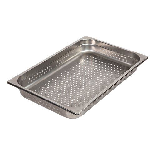 Uma panela de aço inoxidável com furos sobre um fundo branco.