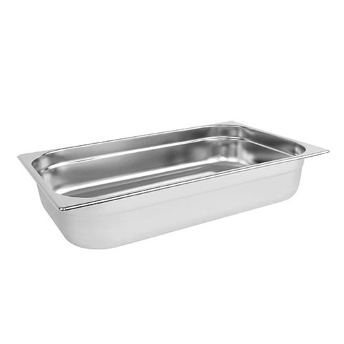 Uma panela de aço inoxidável sobre um fundo branco.
