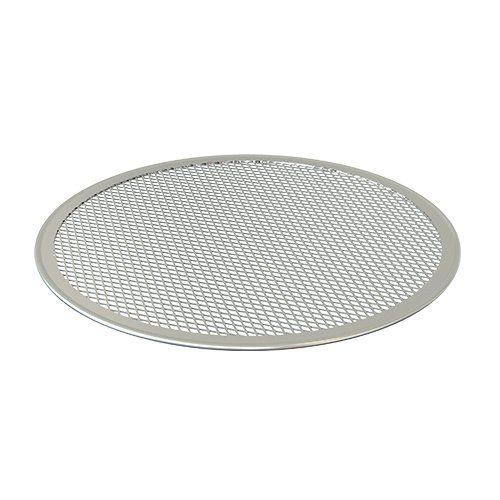 Una pantalla de pizza de acero inoxidable sobre un fondo blanco.