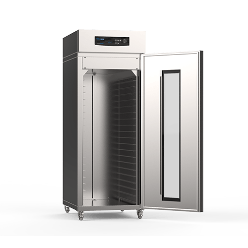 Un refrigerador de acero inoxidable con la puerta abierta sobre un fondo blanco.