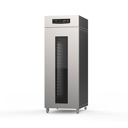 Un refrigerador de acero inoxidable con ruedas sobre un fondo blanco.