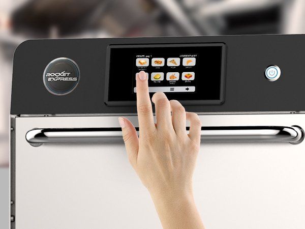 Una persona está presionando un botón en un horno de leña.