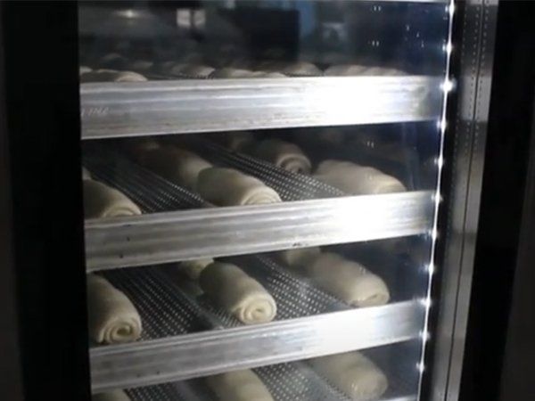 Los rollos de masa se encuentran en un refrigerador de acero inoxidable.