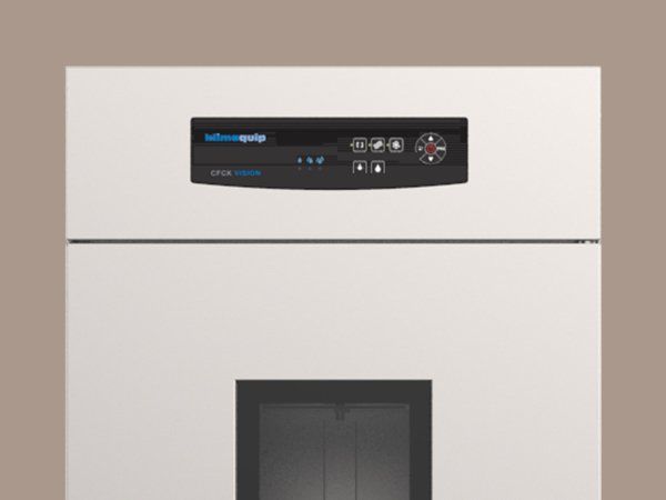 Un horno microondas blanco con una puerta negra y un panel de control negro.
