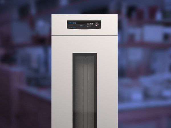 En una cocina hay un refrigerador blanco con puerta de cristal.