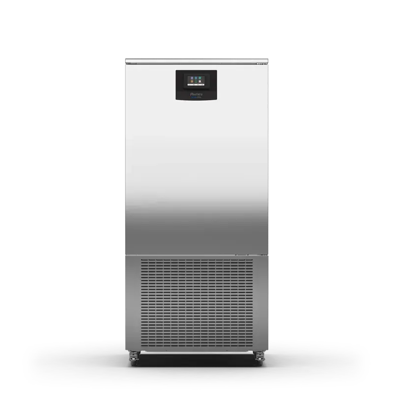 Un refrigerador de acero inoxidable con ruedas sobre un fondo blanco.