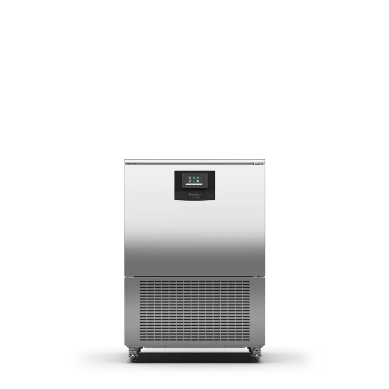 Un refrigerador de acero inoxidable con ruedas sobre un fondo blanco.