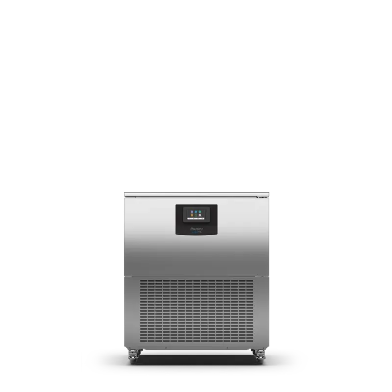 Un refrigerador de acero inoxidable con ruedas sobre un fondo blanco.