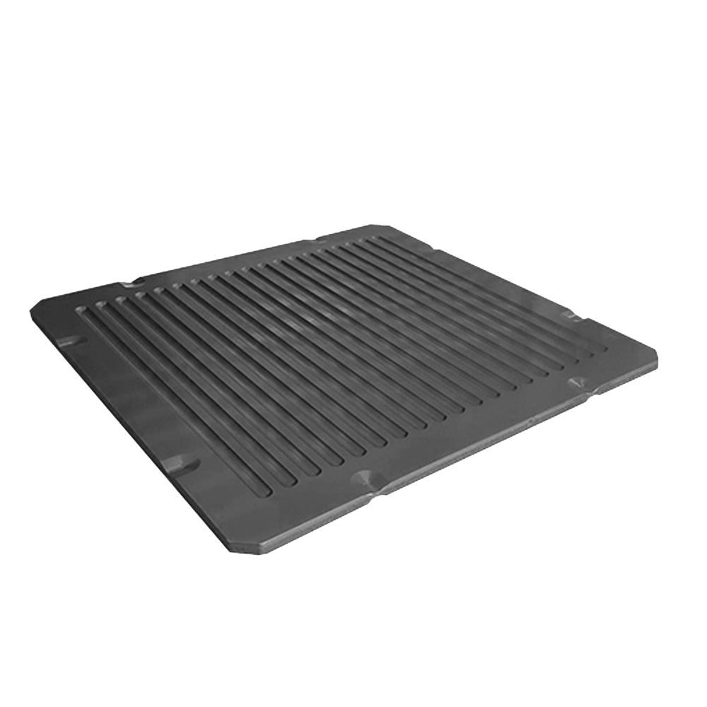 Una alfombra de goma gris está colocada encima de una superficie blanca.
