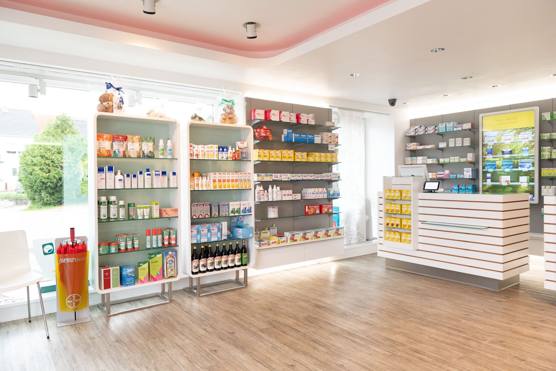 Das Innere einer Apotheke mit vielen Regalen und einem Tresen.