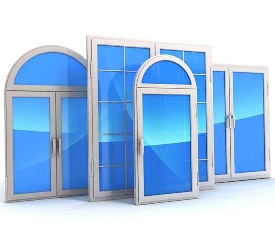 Un grupo de ventanas con vidrio azul sobre un fondo blanco