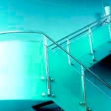 Un primer plano de una escalera con barandilla de cristal.