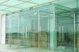 Un edificio con muchas puertas de cristal y un dosel.