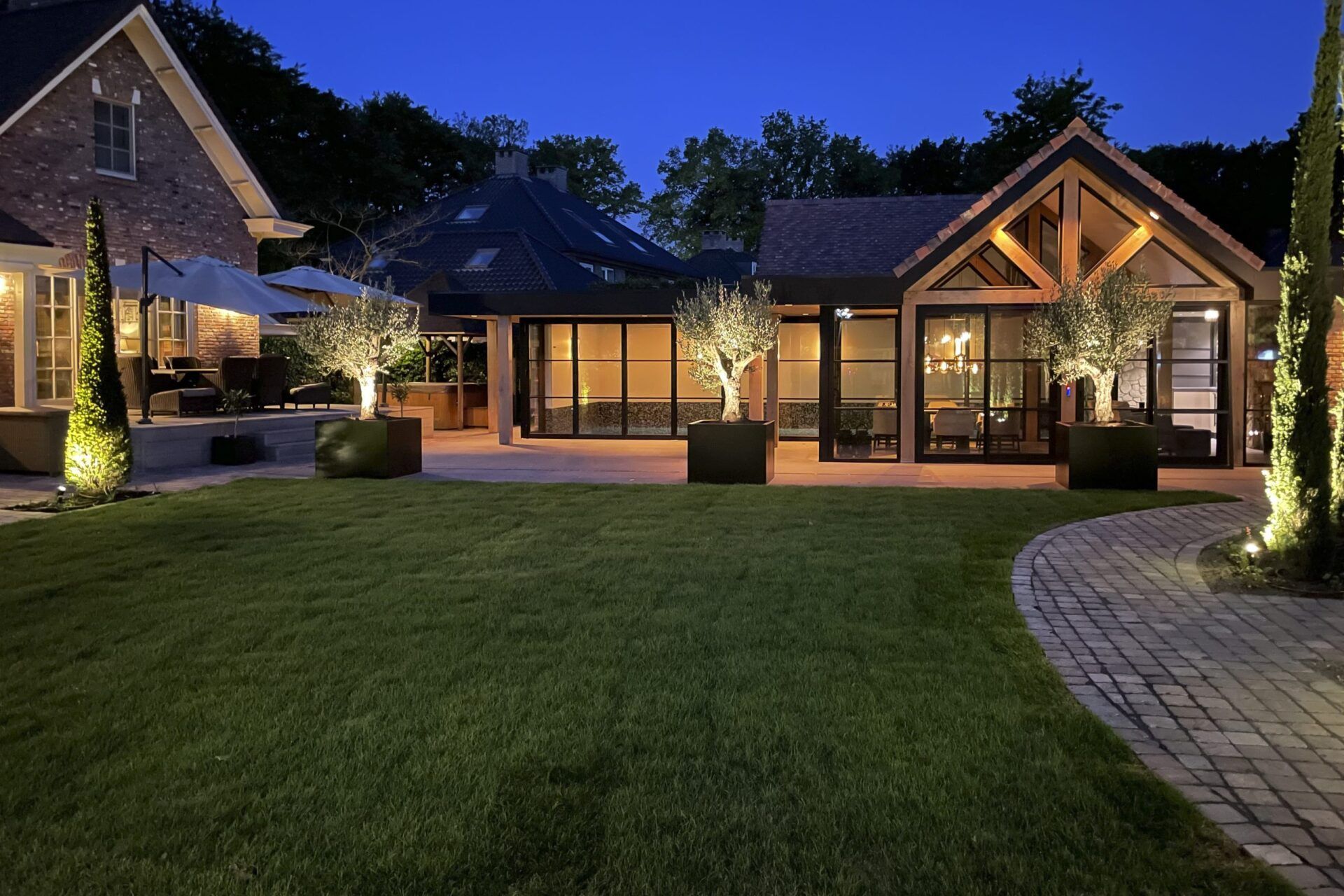 Een groot huis met een groot grasveld ervoor
