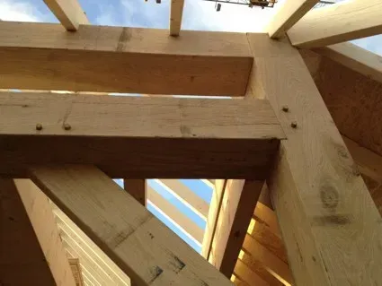 Kijkend naar een houten structuur met een blauwe lucht op de achtergrond