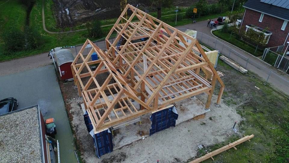 Een luchtfoto van een houten huis in aanbouw.