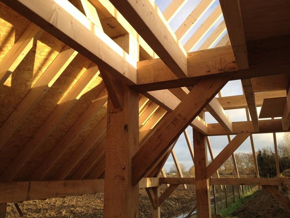 Omhoog kijkend naar het plafond van een houten constructie