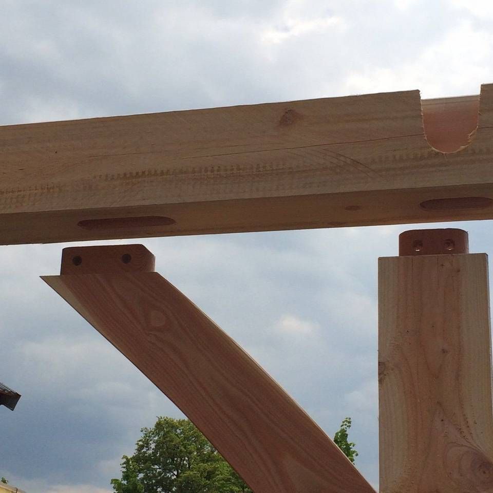 Een houten structuur met een bewolkte hemel op de achtergrond