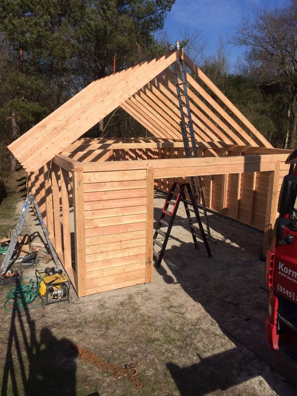 In het bos wordt een houten constructie gebouwd