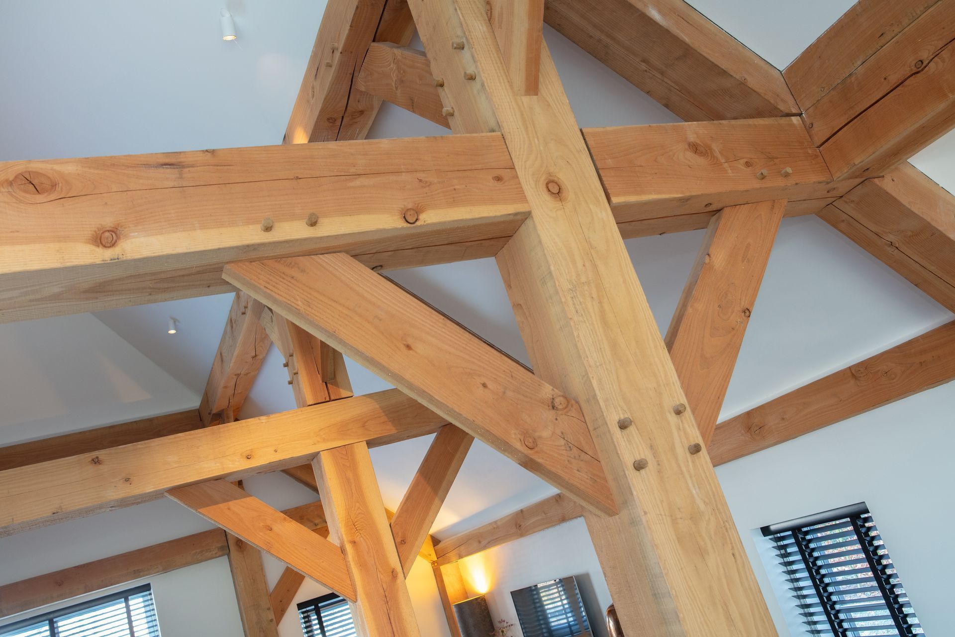 Een kamer met veel houten balken aan het plafond.