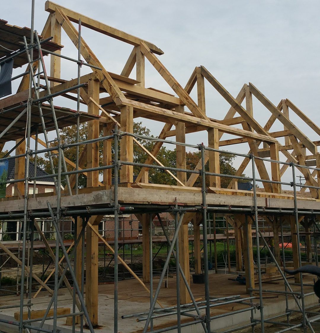 Er wordt een houten constructie gebouwd met steigers eromheen