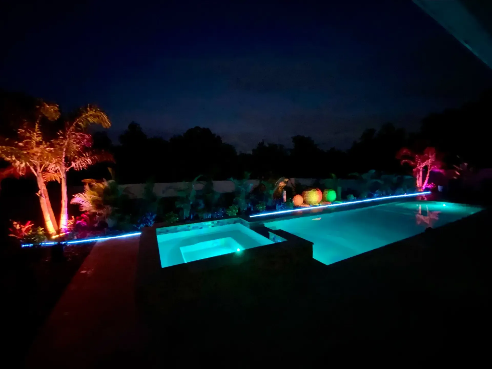 A swimming pool with a screened in area and steps leading to it.