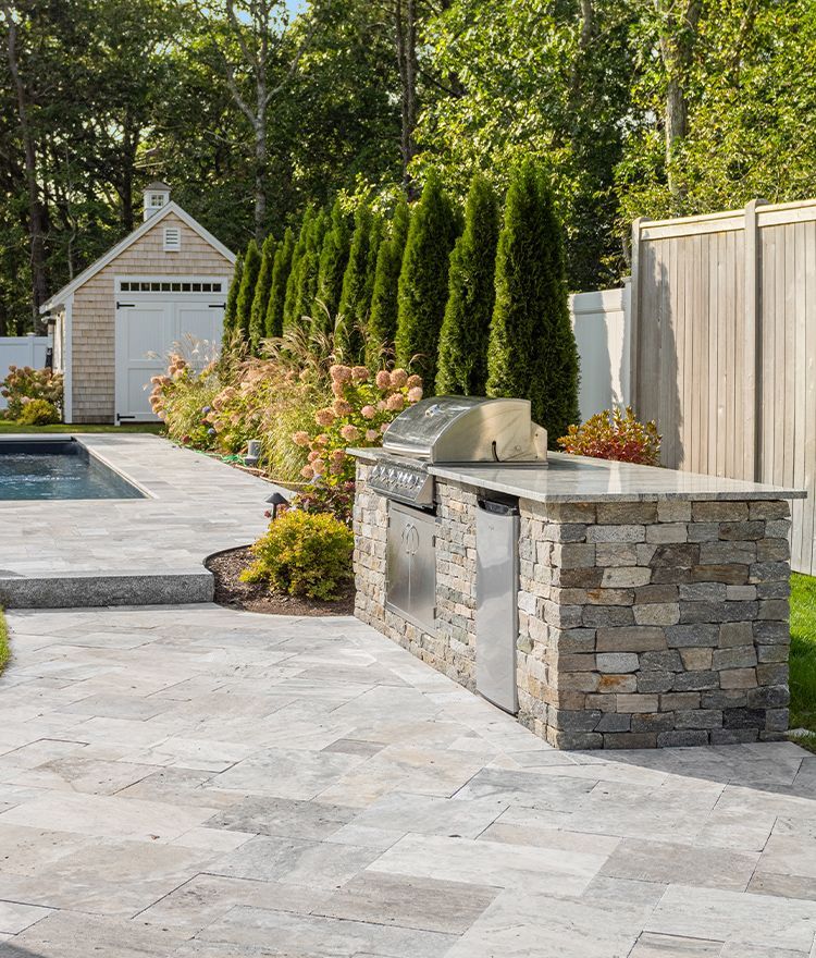 Fieldstone ashlar thin stone veneer hardscape detail on an outdoor kitchen by Right Way