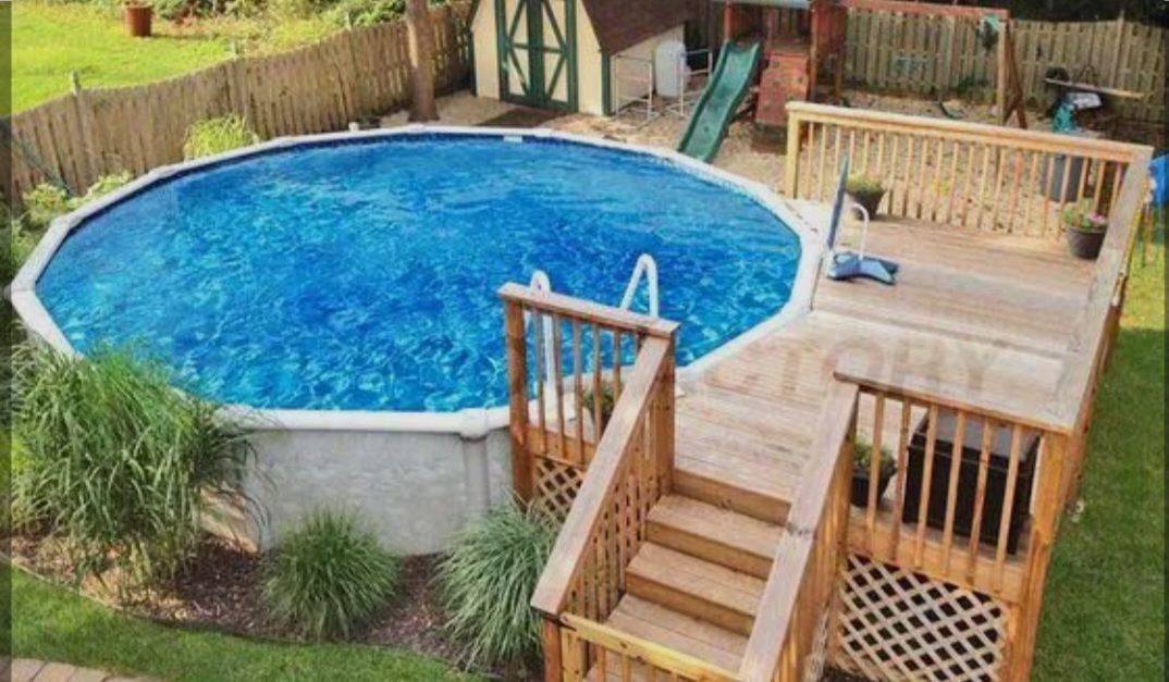 A swimming pool with a screened in area and steps leading to it.
