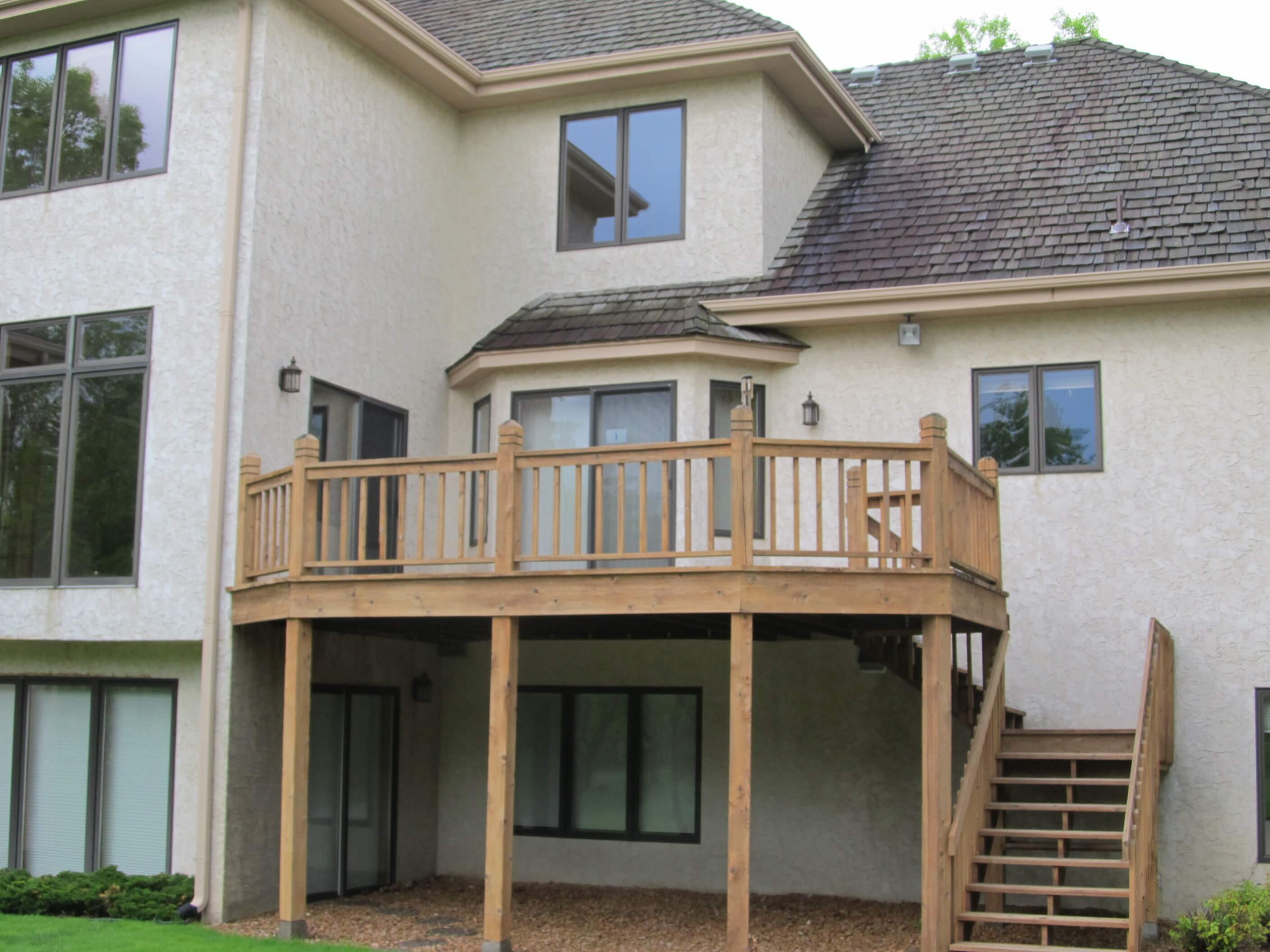 A swimming pool with a screened in area and steps leading to it.