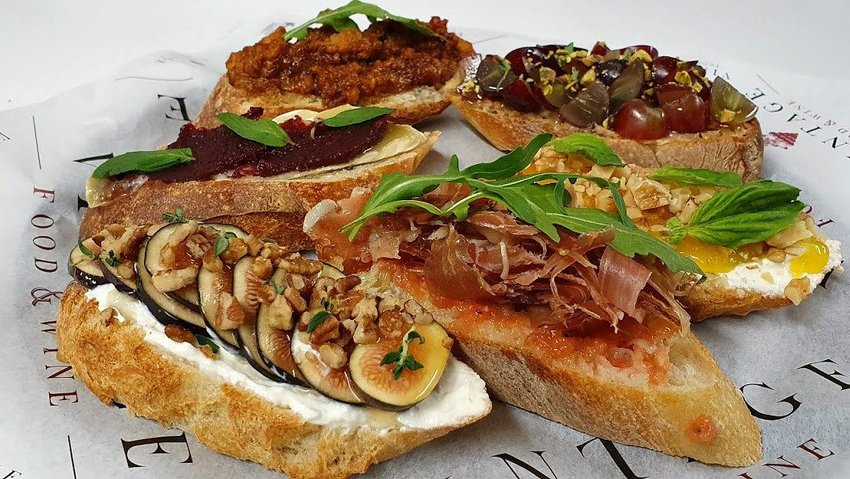 Un plato de comida con una variedad de tapas 