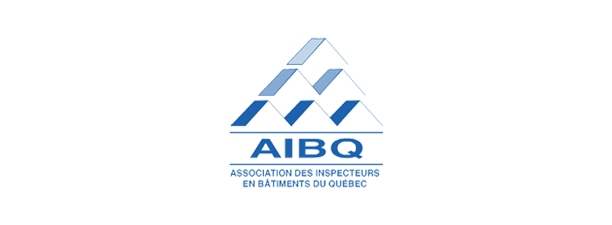 Logo de l'AIBQ, association des inspecteurs en bâtiment du Québec. Forme géométrique bleue surmontant le texte « AIBQ ».