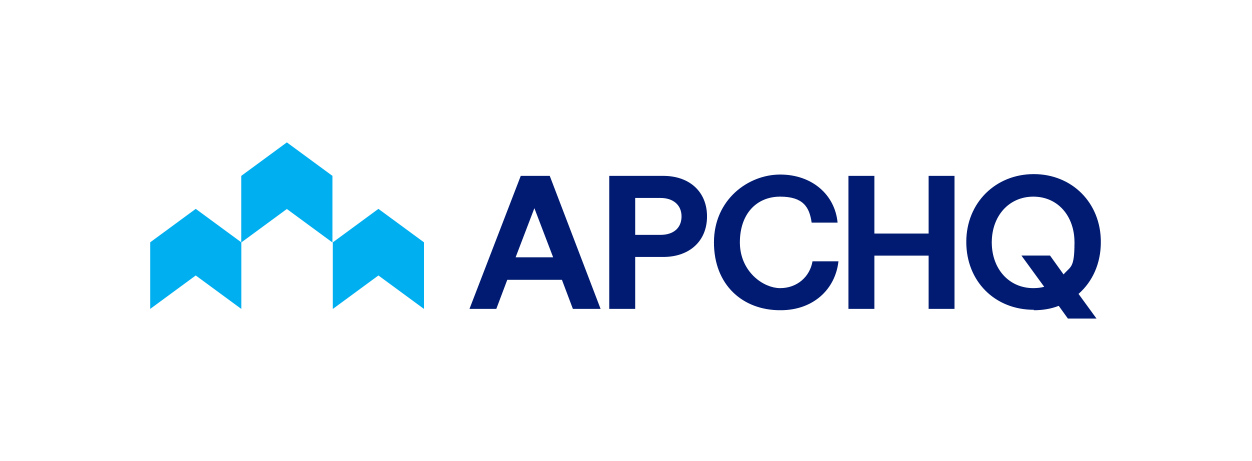 Logo avec trois flèches bleu clair pointant vers le haut et le texte bleu foncé « APCHQ ».