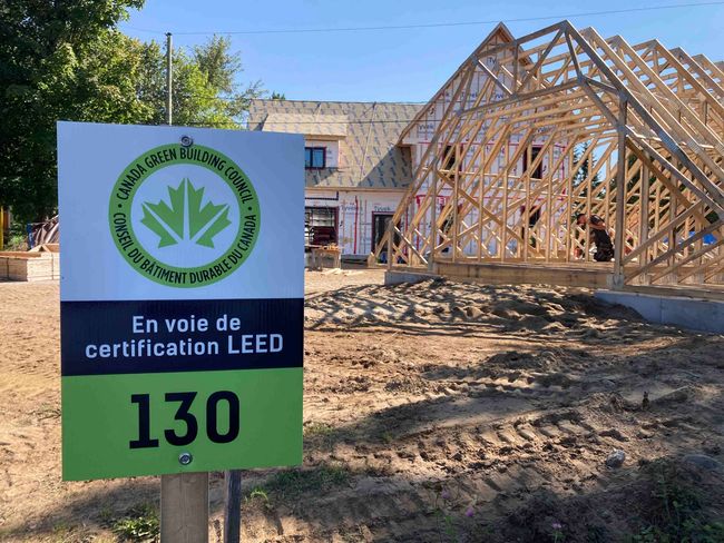 Panneau de certification LEED sur un chantier. Maison à ossature bois en construction. Panneau vert à texte blanc.